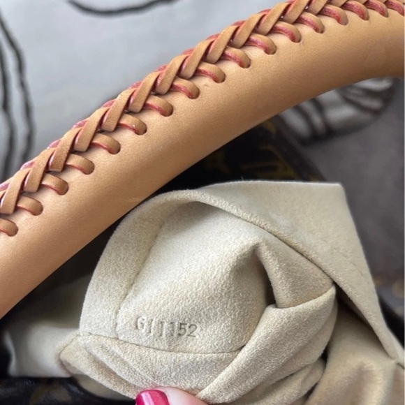 Louis Vuitton Artsy MM - Picture 10 of 12